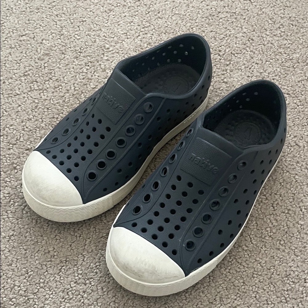 Native toddler Jefferson slip on shoes size 9